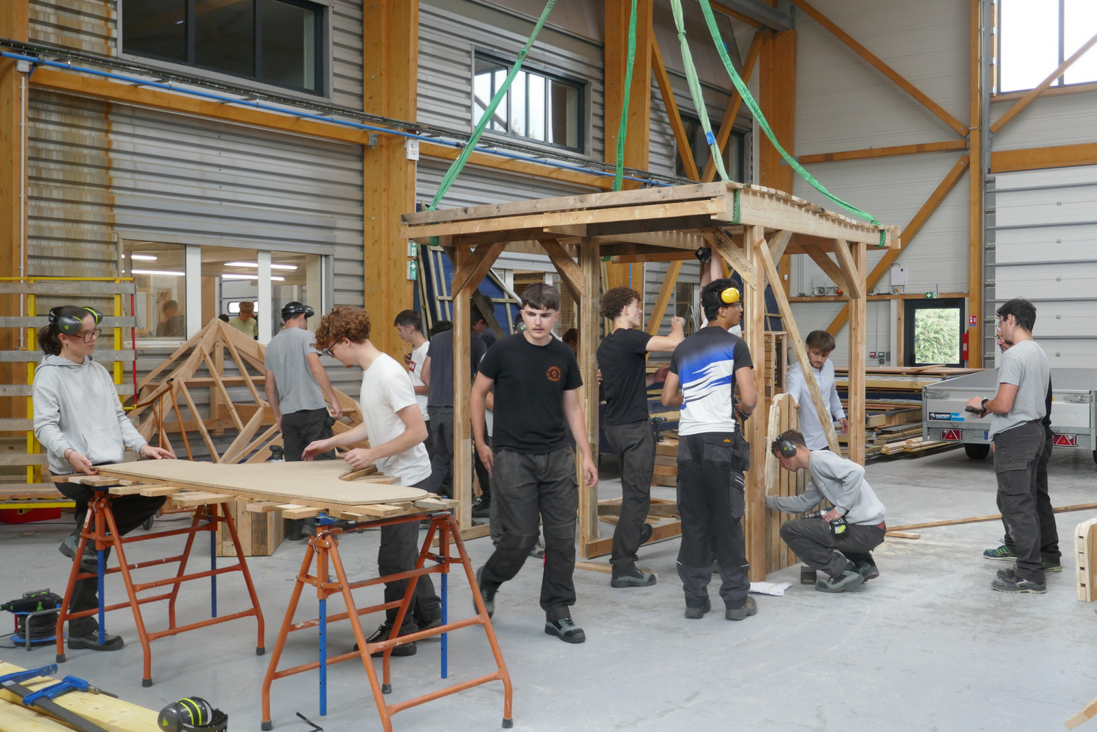 étudiants au travail dans salle de levage du secteur bois