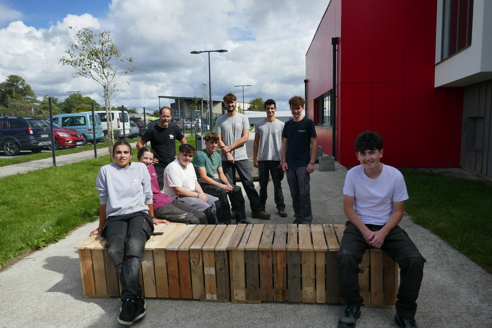 étudiants posent près de leur réalisation en bois