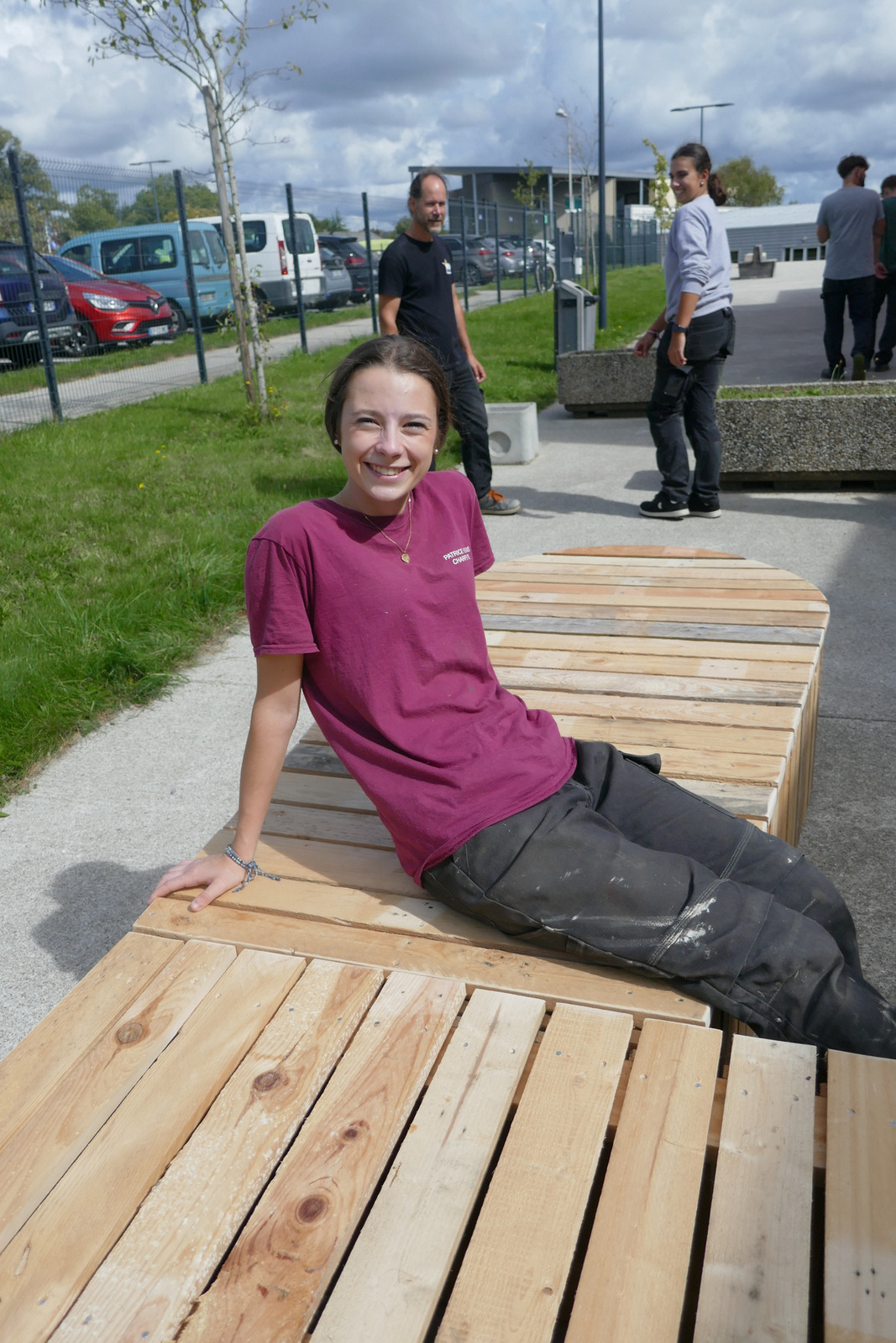étudiante qui pose devant sa réalisation