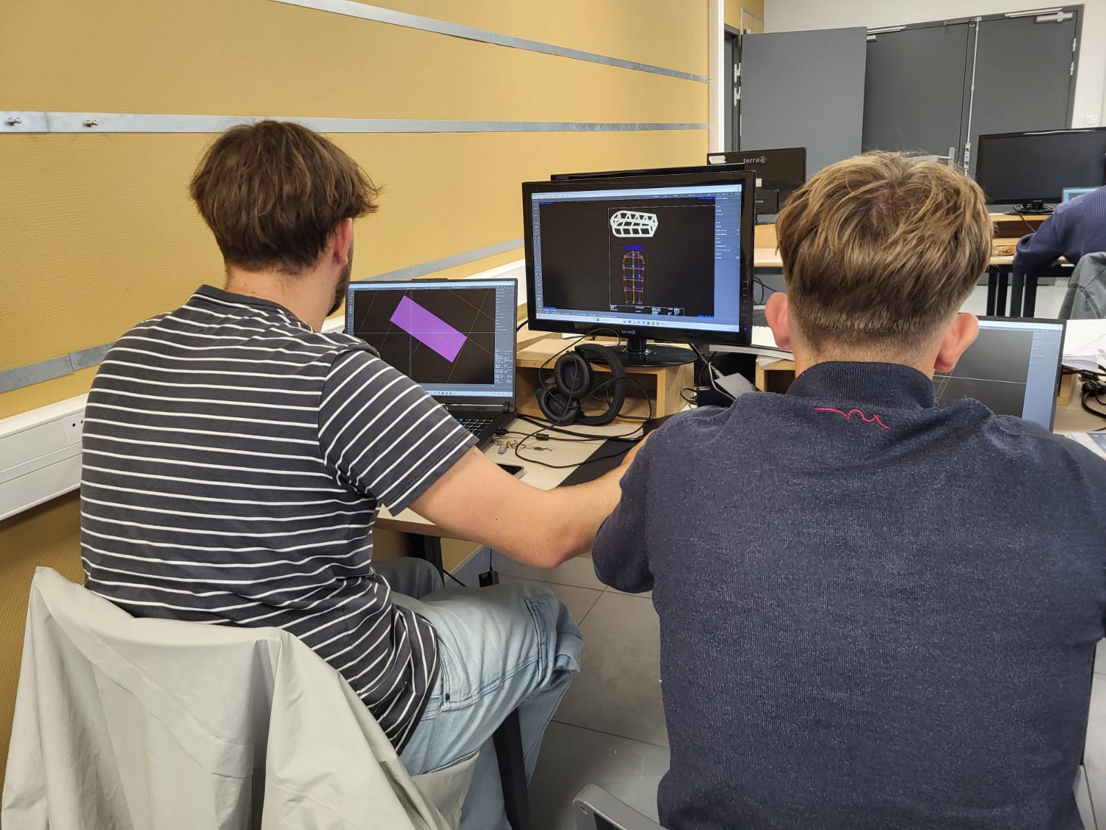 2 étudiants devant un ordinateur